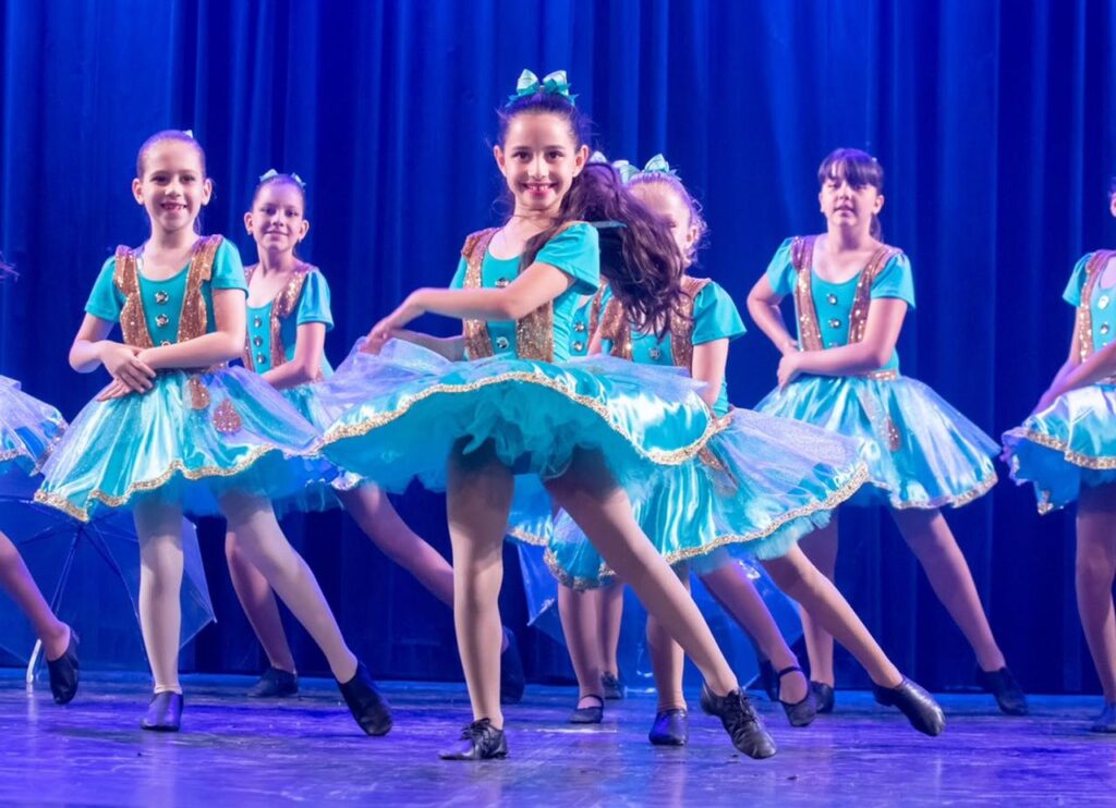 Mostra de Dança Infantil A Noite É uma Criança