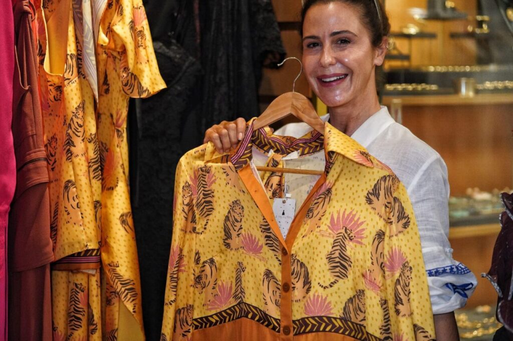A modelo e apresentadora Mariana Weickert e a atriz Guilhermina Guinle prestigiam Lethicia Bronstein no Rio