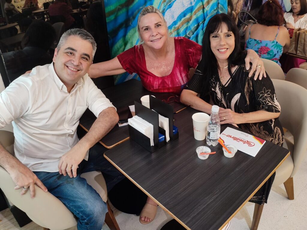 Jornalista Ana Bittar encontra com amigos para um café regrado a muito bate papo
