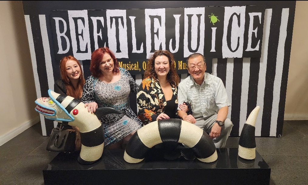 Teresa Kodama prestigiou a peça teatral "Beetlejuice - O Musical, no Teatro Liberdade.