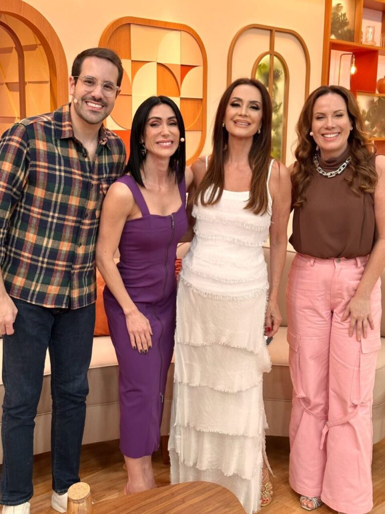 Claudia Métne participou do Programa "Chega Mais" do SBT com desfile de roupas da Parresh