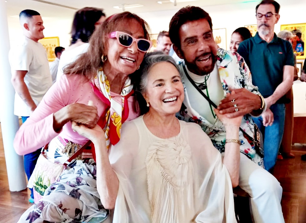 Atriz e artista plástica Regina Duarte em visita guiada reveu sua própria jornada na Galeria Camasmie em São Paulo