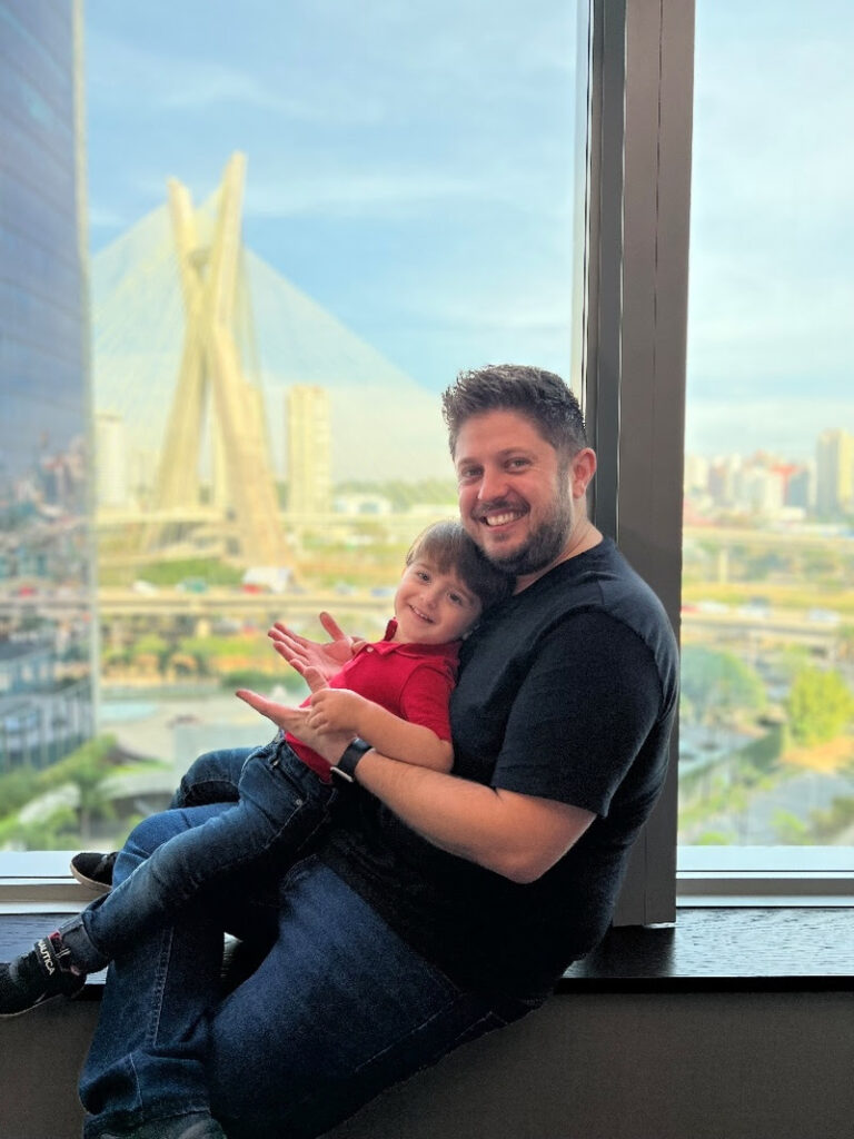 São Paulo, julho de 2024 – O Dia dos Pais está chegando, trazendo a oportunidade perfeita para surpreender os pais no mês de agosto! Para tornar essa data inesquecível, o Hilton São Paulo Morumbi preparou uma experiência especial que combina conforto e gastronomia de alta qualidade no final de semana de 10 a 11 de agosto. O pacote inclui hospedagem para duas pessoas, um delicioso café da manhã servido no restaurante Armazem Morumbi e desconto de 50% no Brunch de Churrasco para o pai que estiver hospedado. Além disso, o pacote oferece desconto no jantar do Canvas Restaurante, com a opção 2x1 no prato principal. É a opção perfeita conhecer o novo menu do restaurante, 5 vezes indicado no Guia Michelin e que leva a assinatura do Chef Breno Berdu. “Experiência é algo memorável e nada melhor do que oferecer para os pais, em uma data tão especial, uma hospedagem com serviços de qualidade e que vão gerar lembranças inesquecíveis. Nosso objetivo é superar, cada vez mais, as expectativas e encantar nossos hóspedes”, destaca Klaus Ziller, gerente geral do Hilton São Paulo Morumbi. Para o brunch do dia 11 de agosto, o Hilton São Paulo Morumbi disponibilizará um menu especial no restaurante Armazem Morumbi, com irresistível churrasco em parceria com a tradicional família de mestres açougueiros Wessel. O chef Breno Berdu selecionou cortes da linha Origem da marca como Picanha, Bife Ancho, Flat Iron e Fraldinha que contam com origem rastreada, condições ideais de criação e a expertise da família Wessel, presente no mercado de carnes há cinco gerações. O Brunch ainda conta com um serviço de buffet de saladas, estação de comida japonesa e opções como risoto de de camarão e arroz de forno. Já para a sobremesa, o restaurante traz bolo de creme com pêssegos e tartelete de brigadeiro com whisky e amendoim e muito mais. O espaço reúne alta gastronomia ao som de música ao vivo, em um ambiente elegante e acolhedor. Além disso, é pet-friendly, permitindo a presença de toda a família. O valor somente para o brunch é de R$ 230 por pessoa, com buffet à vontade e bebidas selecionadas, com reservas antecipadas por meio do telefone (11) 2845-0000. Já a hospedagem pode ser reservada diretamente no site oficial do hotel. Serviço: Diárias a partir de R$ 785 + 5% ISS Os valores acima incluem 1 diária com 1 acompanhante, café da manhã servido no Restaurante Armazém Morumbi, valet para 1 veículo, 2x1 no prato principal no jantar do dia 10/08 servido no Canvas Restaurante (aplicado em cima do prato com o menos valor) e 50% de desconto no Brunch do dia 11/08 para o pai que estiver hospedado Brunch de Churrasco de Dia dos Pais O brunch é servido das 12h30 às 15h30 por R$ 230 por pessoa (inclui buffet, caipirinhas, cervejas nacionais e bebidas não alcoólicas), sendo aberto ao público e sem necessidade de estar hospedado. Crianças até 5 anos não pagam e de 6 a 12 pagam apenas meia entrada Reservas: (11) 2845-0000 Sobre o Hilton São Paulo Morumbi Com uma localização privilegiada, o Hilton São Paulo Morumbi oferece proximidade com várias atrações turísticas, parques, museus e os melhores centros comerciais da região. A piscina na cobertura mais famosa da cidade oferece uma vista para a icônica Ponte Estaiada, um cartão-postal da cidade, em um espaço com banheira de hidromassagem, sauna, academia ampla, além de uma Área Kids e SPA. O hotel também conta com elementos distintivos, como 19 espaços para eventos de diferentes tamanhos e acesso exclusivo via subterrâneo ao shopping Nações Unidas e ao salão de beleza Jacques Janine, garantindo uma experiência completa tanto para lazer quanto para negócios. No primeiro andar, você terá acesso ao Canvas Restaurante, recomendado 5 vezes consecutivas pelo Guia Michelin, que inclui uma passarela suspensa com exposições de pinturas de artistas brasileiros. Além do menu fixo, oferece o Menu do Artista itinerante, assinado pelo Chef Breno Berdu, que desenvolve um cardápio trimestral adaptado aos gostos dos artistas atuais. Ao lado, o Canvas Bar é ideal para um happy hour com drinks e petiscos especiais, abrigando uma adega premiada com mais de 200 rótulos - de terça a sábado, o espaço conta com um animado repertório de DJ. O hotel também possui um café no estilo Grab & Go, o Caffè Cino, restaurante familiar Armazém, aberto todos os dias para café da manhã, almoço e brunch aos domingos - a escolha perfeita para desfrutar de um buffet completo com música ao vivo em um ambiente aconchegante. Além disso, dispõe de estacionamento com manobrista e uma política pet-friendly. Sobre a Hilton A Hilton (NYSE: HLT) é líder global na indústria de hospitalidade, com um portfólio de 22 marcas de classe mundial que abrangem quase 7.400 propriedades, apresentando mais de 1,1 milhão de quartos em 124 países e territórios. Comprometida em cumprir sua missão de preencher o mundo com a luz e o calor da hospitalidade, a Hilton recebeu mais de três bilhões de hóspedes ao longo de mais de 100 anos de história. A empresa conquistou um lugar de destaque na lista da Forbes das 100 Melhores Empresas para Trabalhar e foi nomeada Líder de Setor pelo Índice de Sustentabilidade Dow Jones por seis anos consecutivos. Informações à imprensa: Máquina hilton.hoteis@maquinacohnwolfe.com