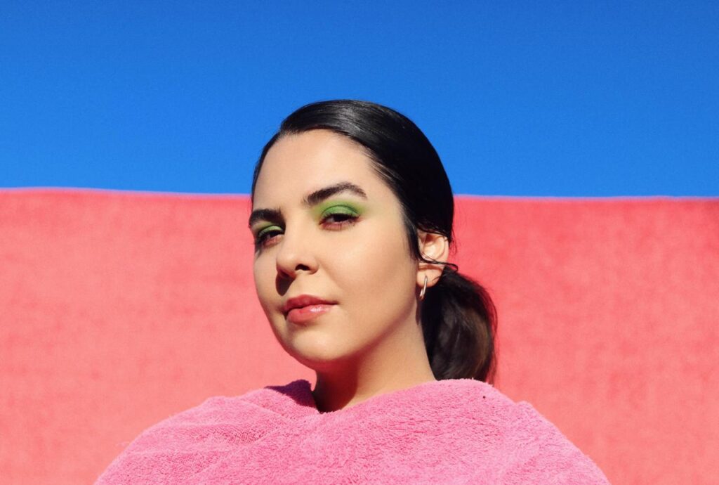 AMANDA LINHARES LANÇA MÚSICA NOVA, CLIPE E FINANCIAMENTO COLETIVO EM FLORIANÓPOLIS