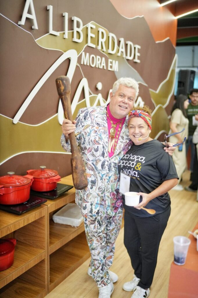O carnavalesco Milton Cunha visitou stand de Minas Gerais na WTM