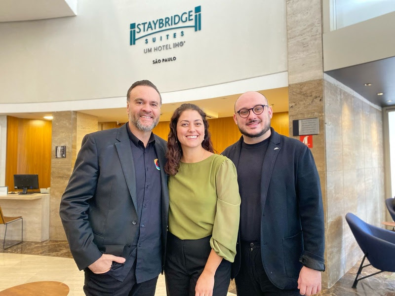 Na foto: Rodrigo Stocco – CEO da Renase, Mariana Di Tulio - Diretora de Contas - MICE & Novos Negócios do IHG e Bruno Aragão, diretor de Vendas e Marketing do Staybridge Suites São Paulo