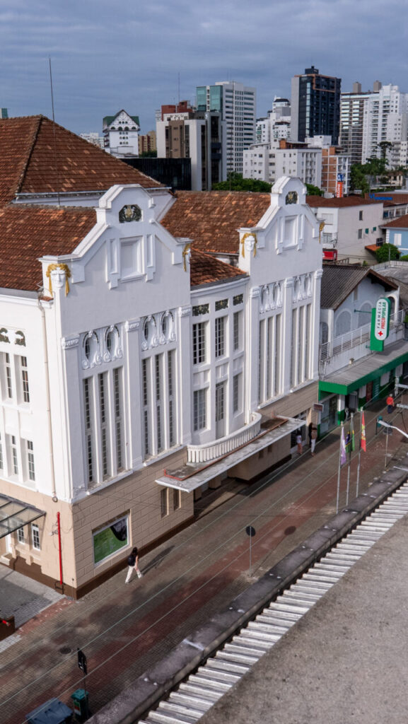 Prédio da Harmonia-Lyra recupera originalidade com restauro da fachada