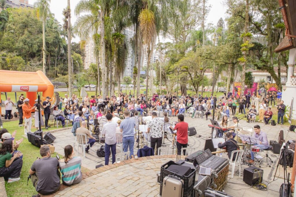 Big Band formada por músicos jovens entra no segundo ano de atividades