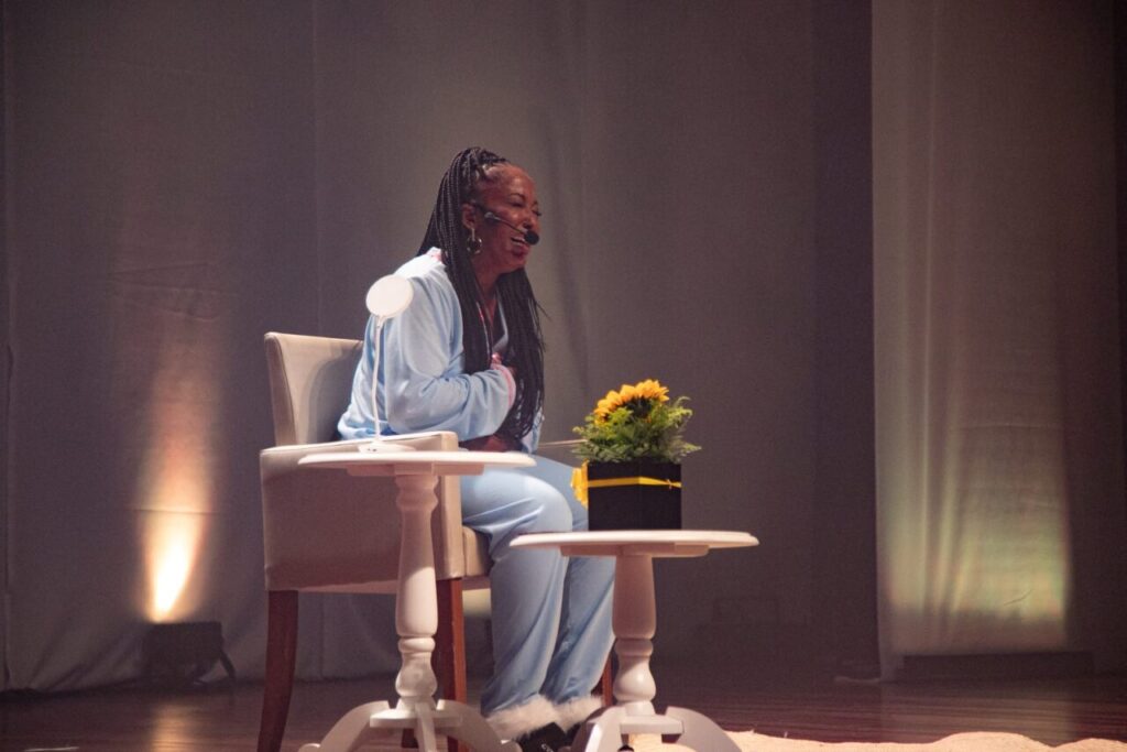 Fenômeno na TV e nas redes sociais, Maíra Azevedo, a Tia Má, faz apresentação gratuita em São Francisco do Sul