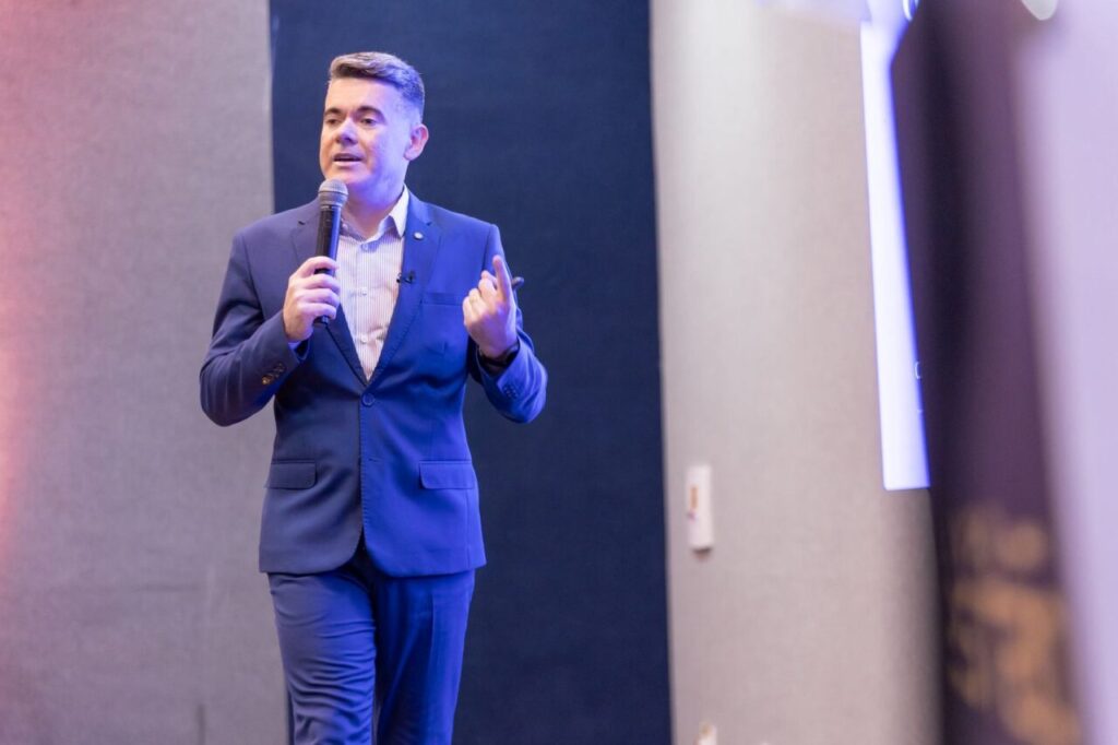 COMUNICAÇÃO & LIDERANÇA Palestra provoca líderes a repensarem: “Dom da palavra é talento?”