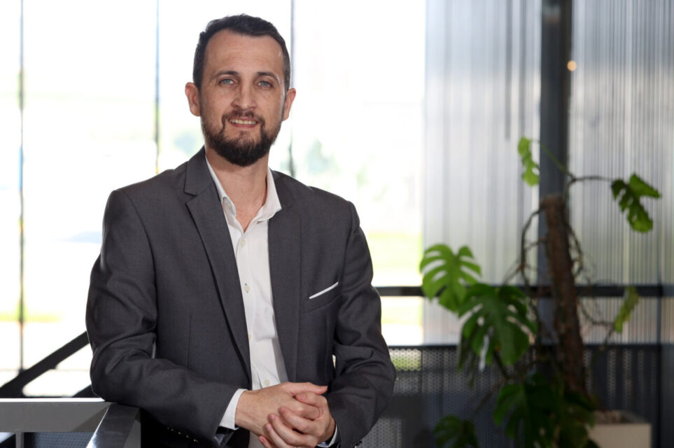 Indústria acelera digitalização e amplia demanda por sistemas integrados de manufatura
