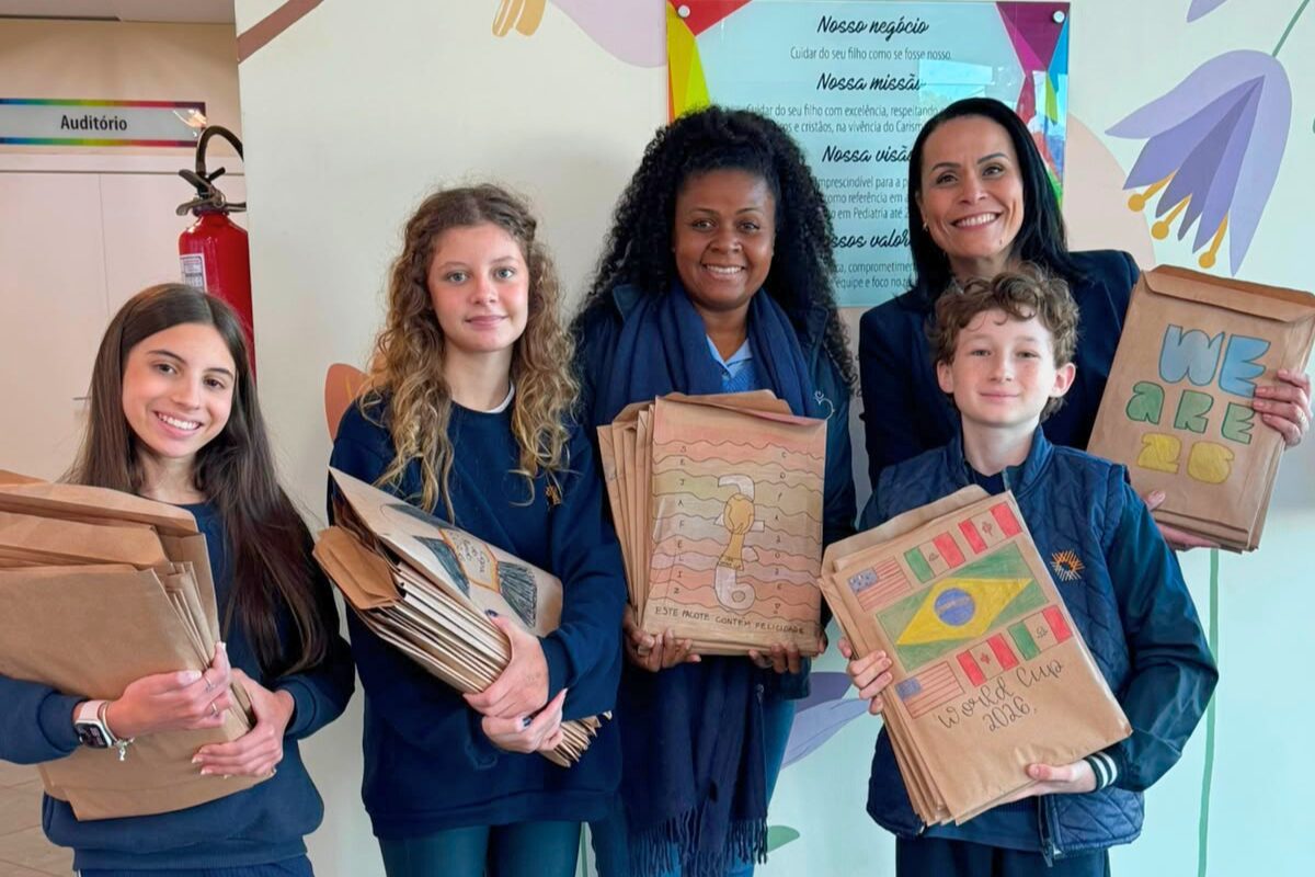Campanha de estudantes transforma figurinhas da Copa em gesto de solidariedade para crianças internadas em Joinville