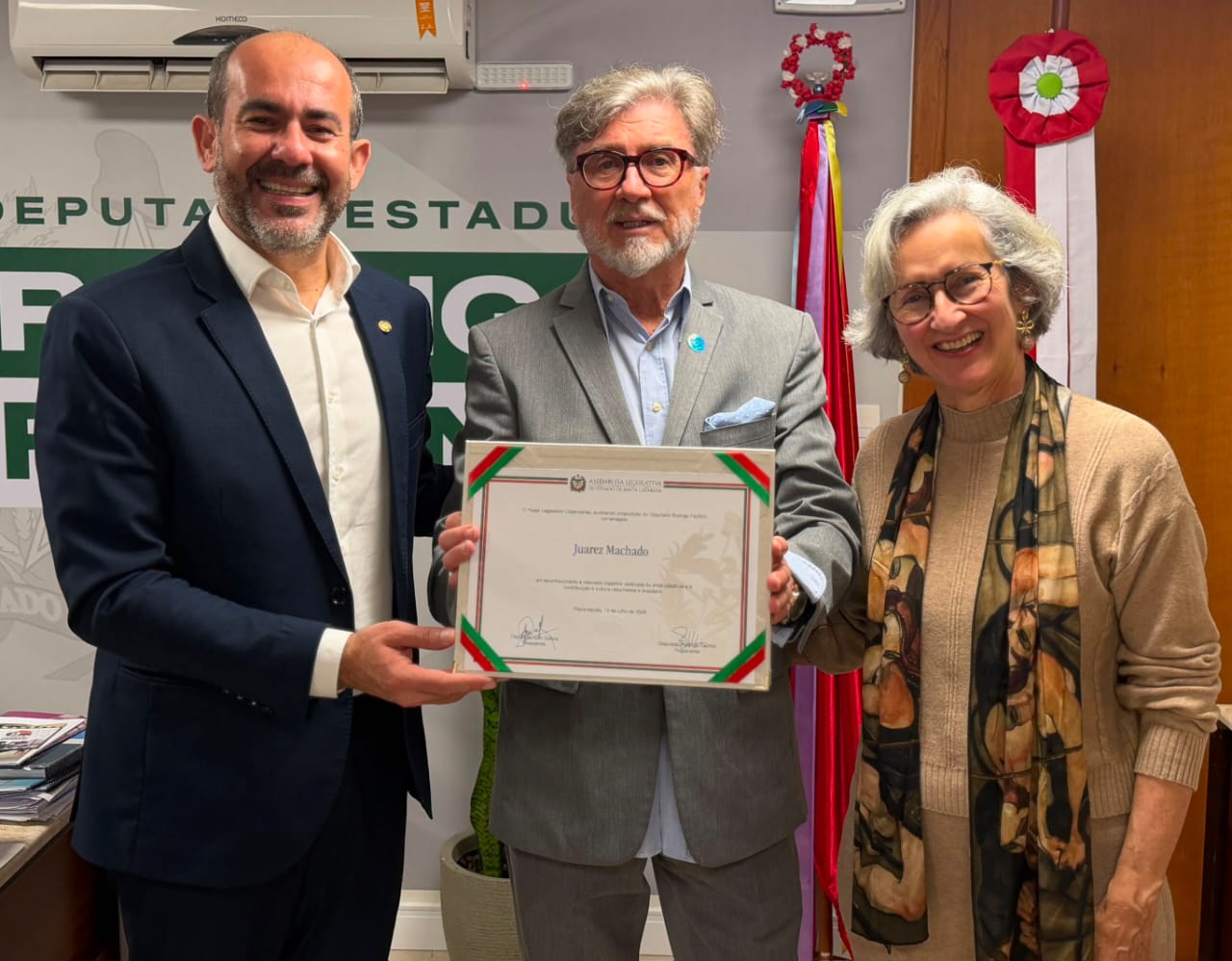 ALESC homenageia Juarez Machado por sua trajetória nas artes