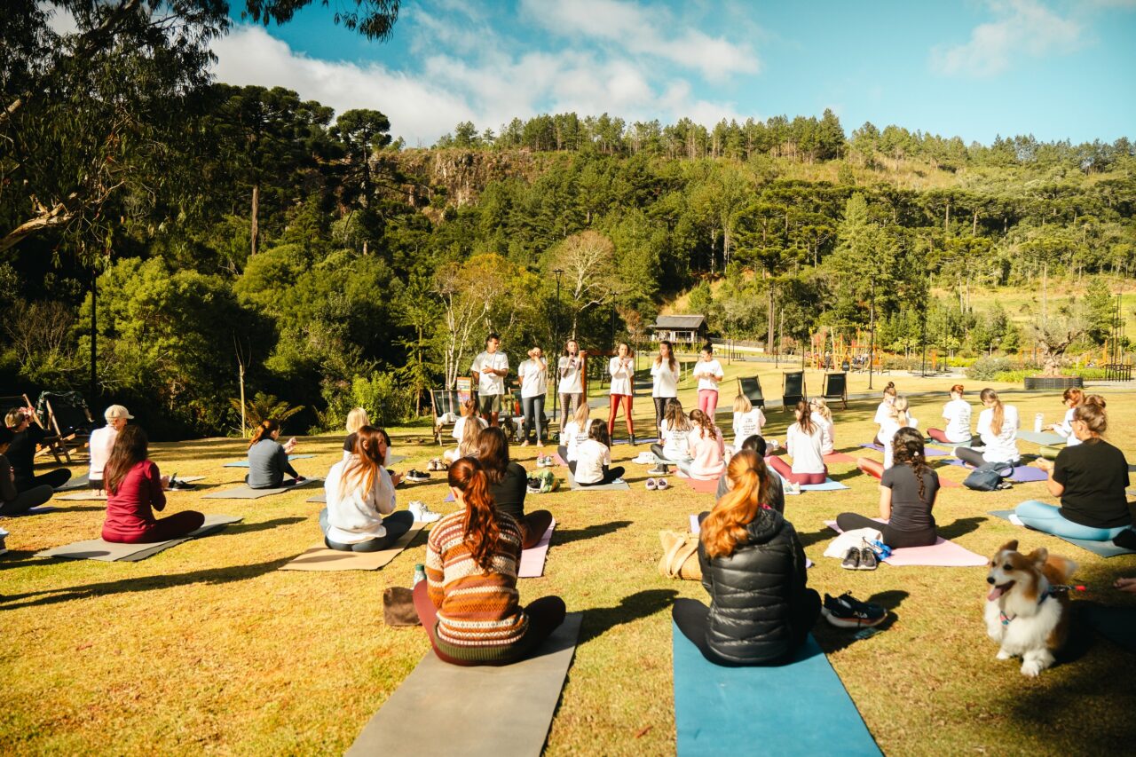 Café comunitário, feirinha de produtos regionais e evento de yoga movimentam o Parque Paraíso das Araucárias neste sábado (29)