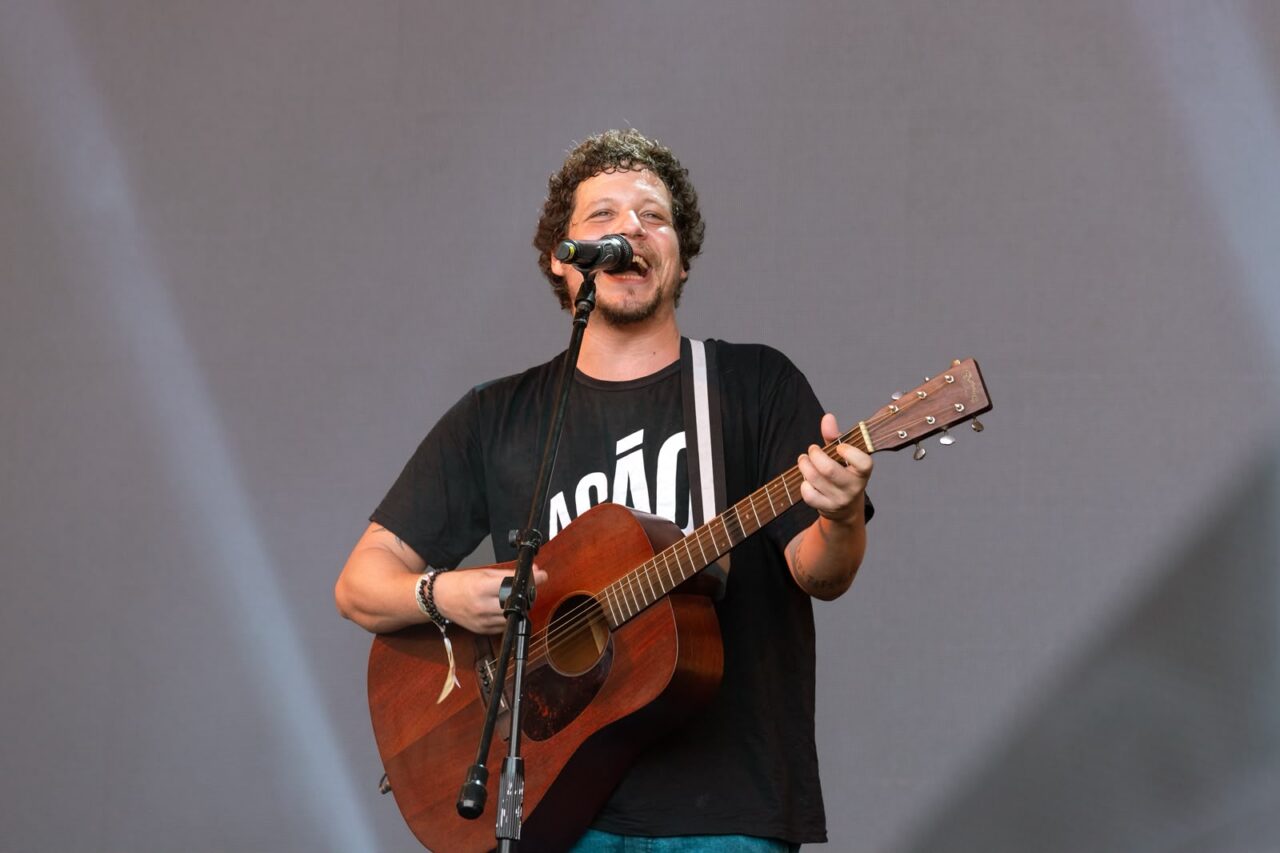 Turnê “Let It Burn – Deixa Arder” com Chico Chico  chega a Joinville em setembro
