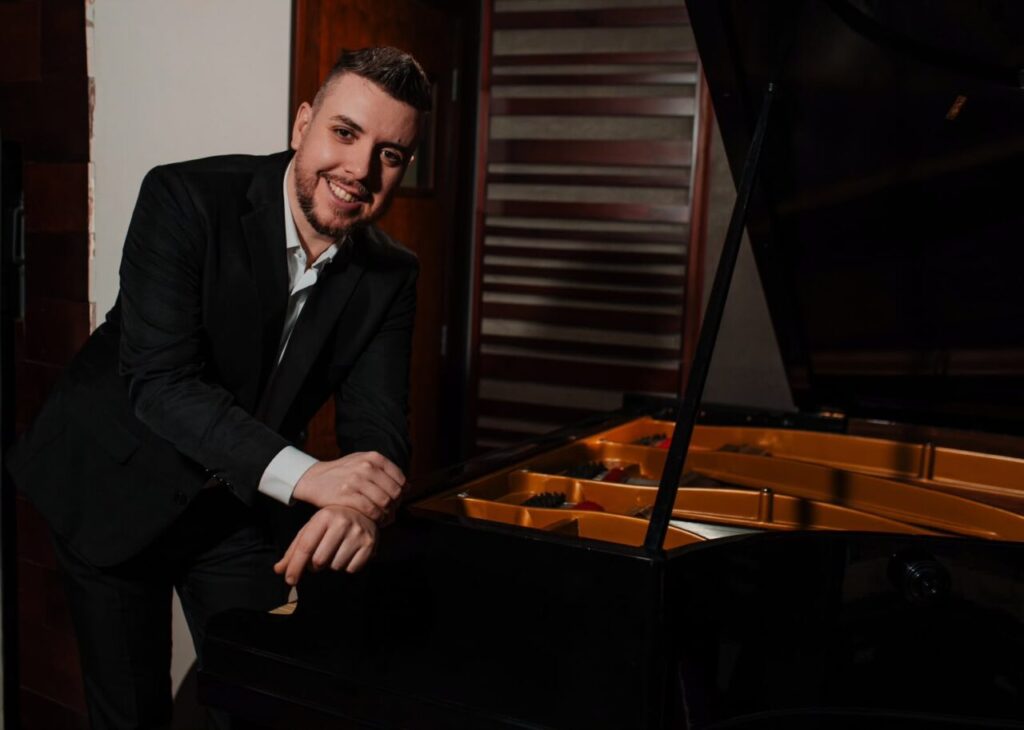 Pianista Fábio Oliveira lança single que dá título ao seu primeiro álbum autoral