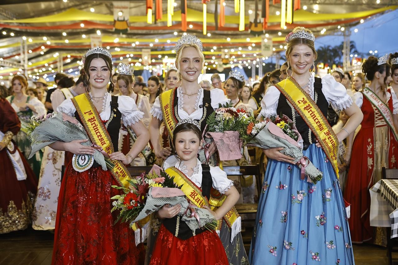 Fenachopp 2026 apresenta realeza eleita e celebra sucesso no retorno à Expoville