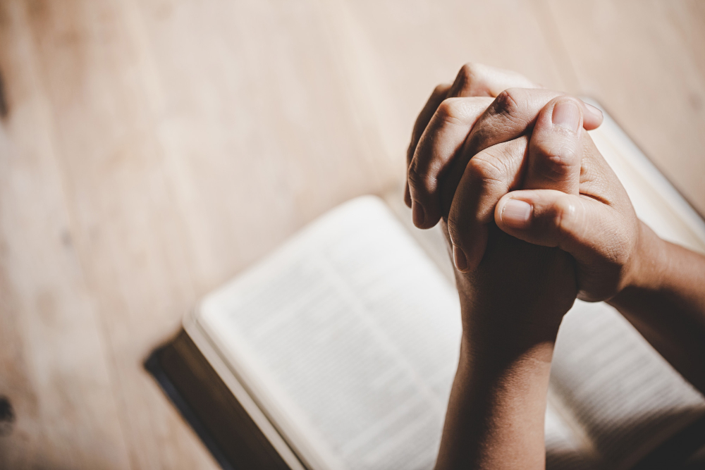 Fé pode ajudar na saúde emocional? Entenda como espiritualidade pode contribuir para enfrentar momentos difíceis