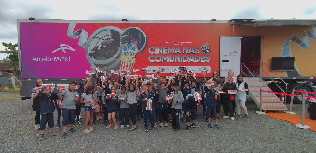 Cinema itinerante, a bordo de caminhão, contempla moradores de São Bento do Sul e São Francisco do Sul
