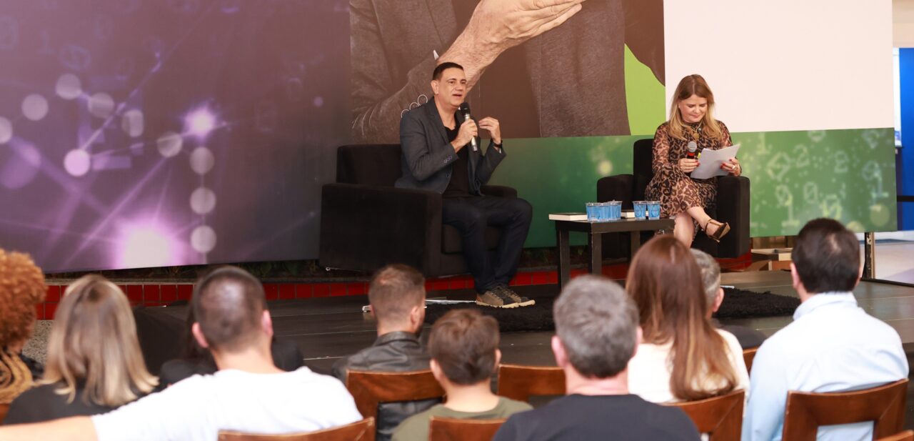 Shopping Mueller recebe Fernando Botto Lamóglia para falar de ansiedade, amizades tóxicas e a arte de não surtar