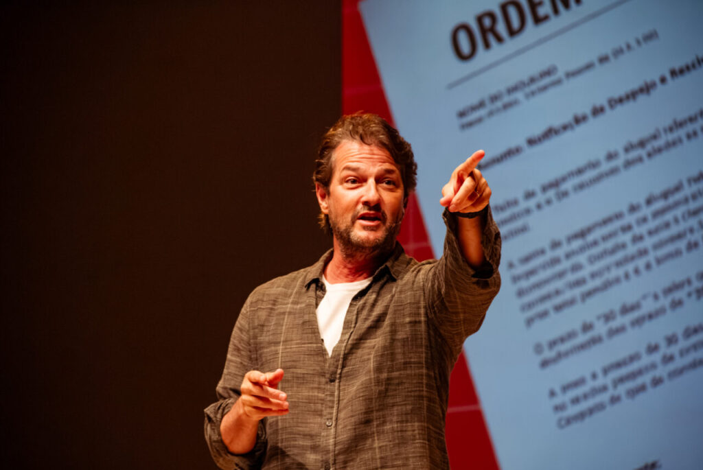Marcelo Serrado chega à Joinville em 24 de outubro com espetáculo para rir e se emocionar