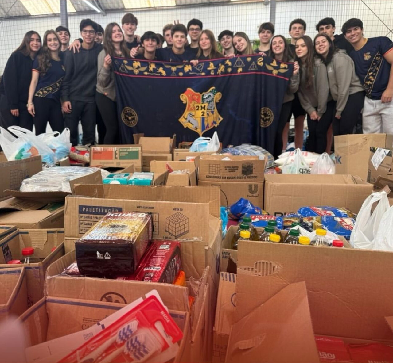 Estudantes de Joinville arrecadam 810 kg de alimentos e mais de 2,2 toneladas de tampinhas