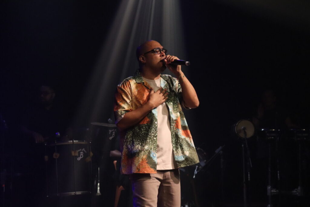 Thiago Còrdeiro apresenta homenagem ao Raça Negra no Teatro Arthur Azevedo